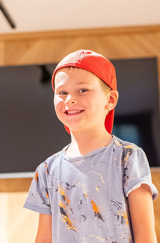 Junge lacht in Kamera