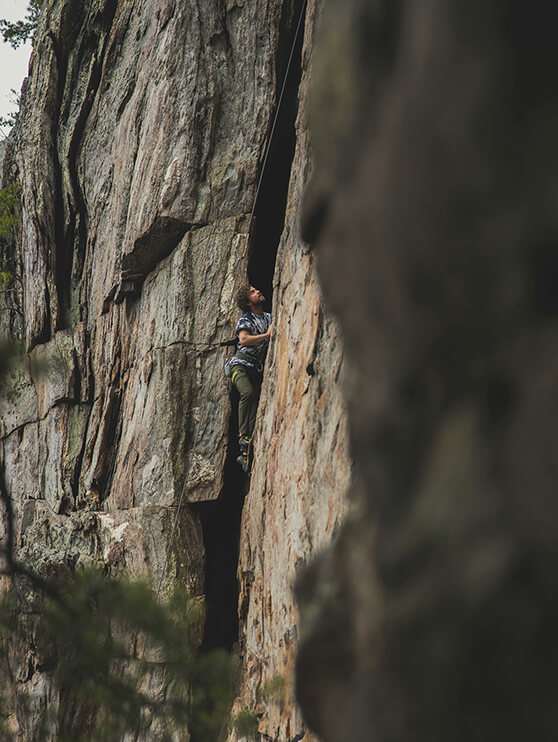 Kletterer an Felswand