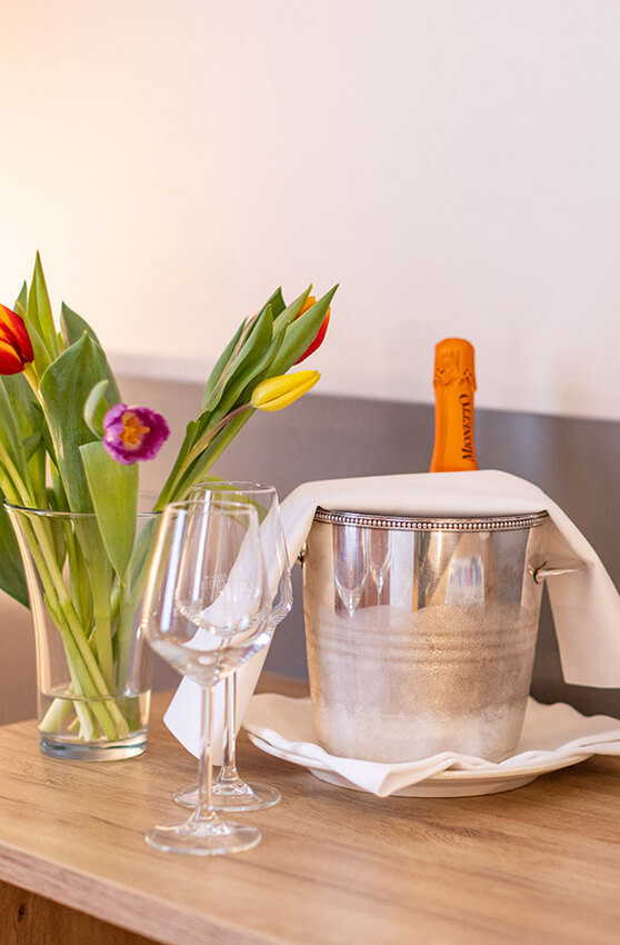 Zwei Gläser neben einer Weinflasche im Weinkühler