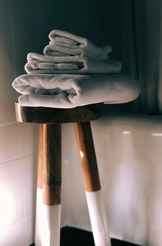 Handtücher auf einem Hocker
