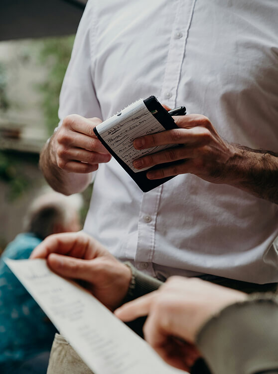 Kellner schreibt Bestellungen auf
