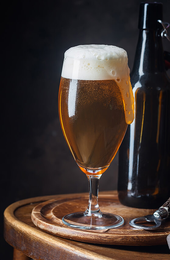 Bierschaum läuft über