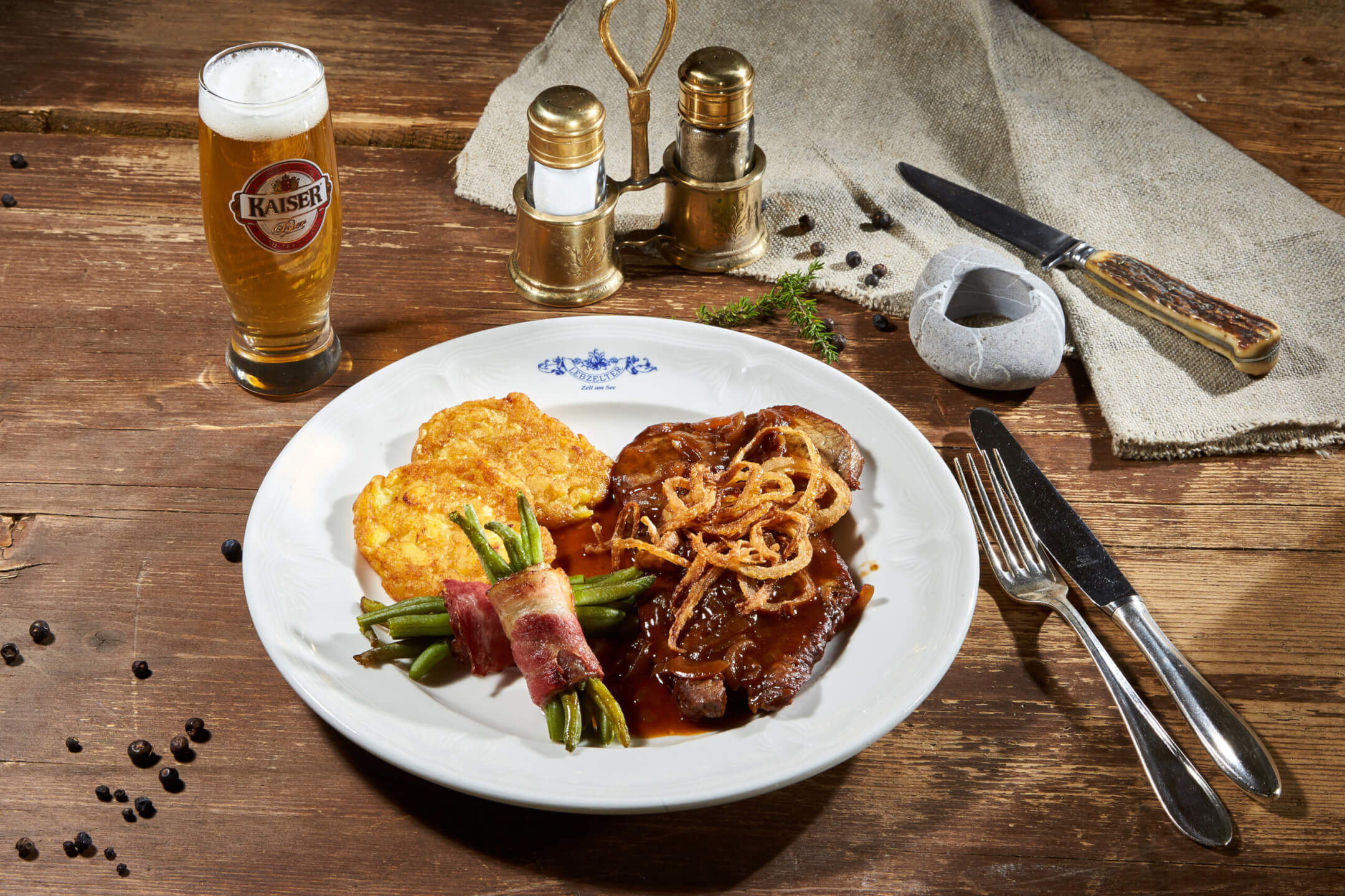 Fleisch mit Röstzwiebel und Kartoffelpuffer