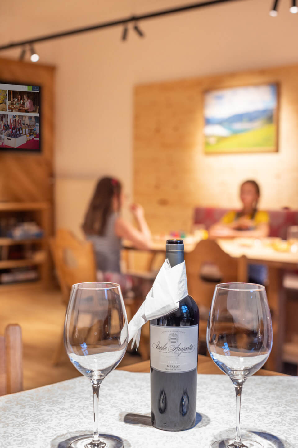 Zwei Weingläser neben einer Weinflasche