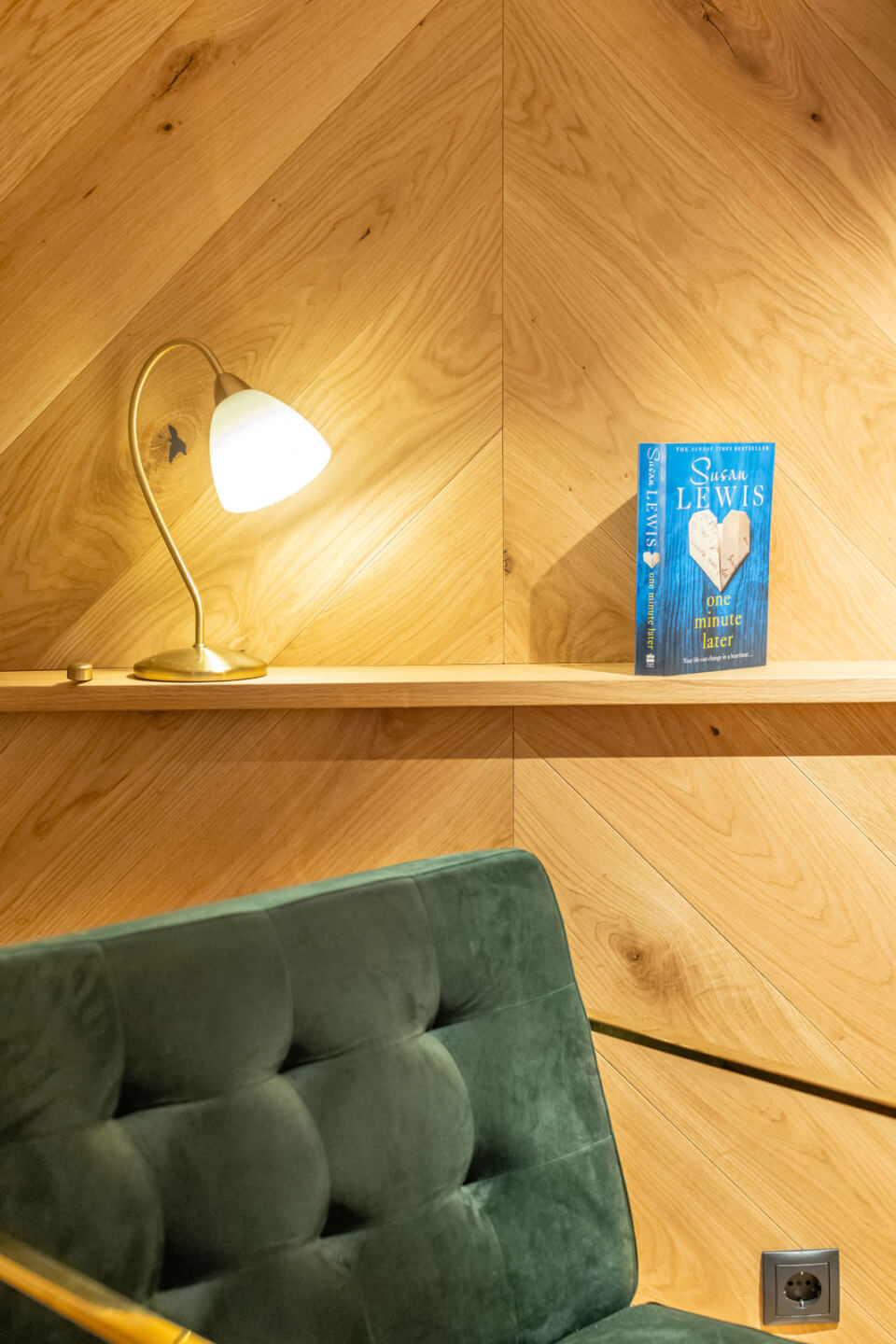 Aufenthaltsraum mit Buch und Lampe
