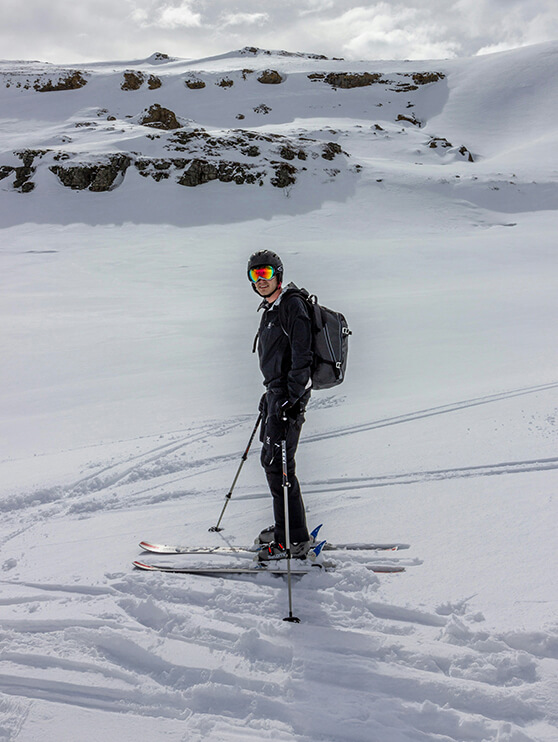 Skitourengeher blickt in die Kamera