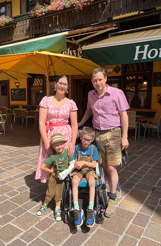 Familie Schandlbauer vor Hotel Lebzelter